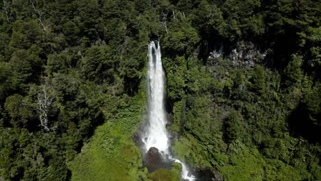 Dolly-In-De-La-Cascada-El-Salto-El-Leon-Rodeada-De-Vegetacion-Y-Con-Un-Arco-Iris-Constante---Tiro-De-Grulla