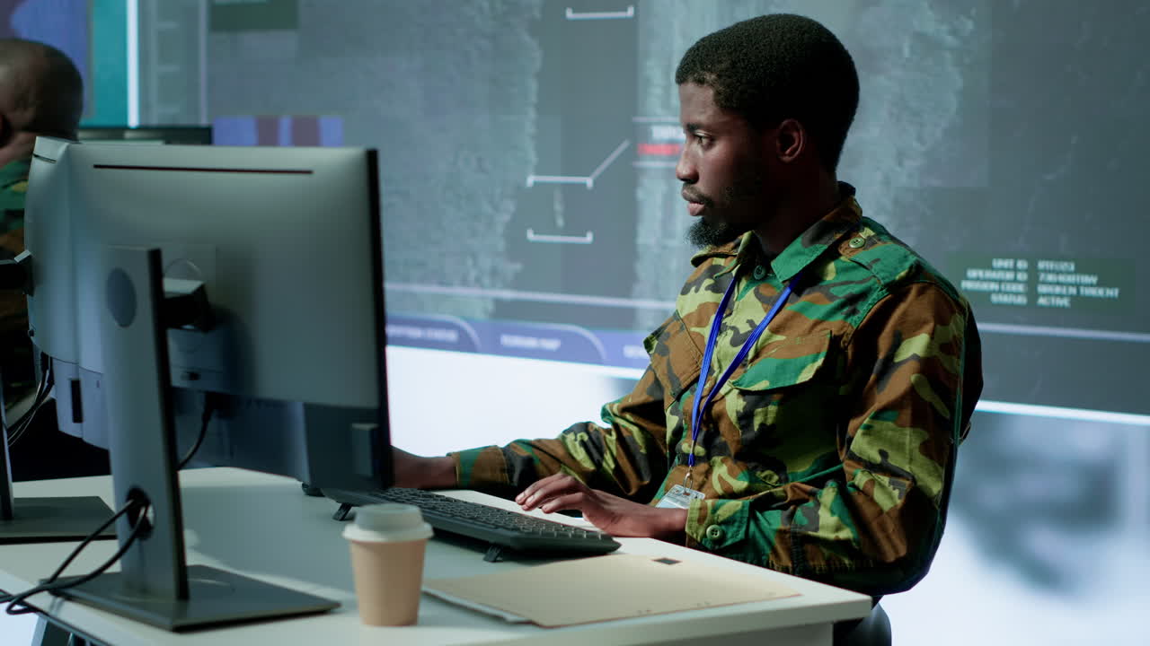 Militair personeel in een controlecentrum dat aan gegevensverwerking werkt