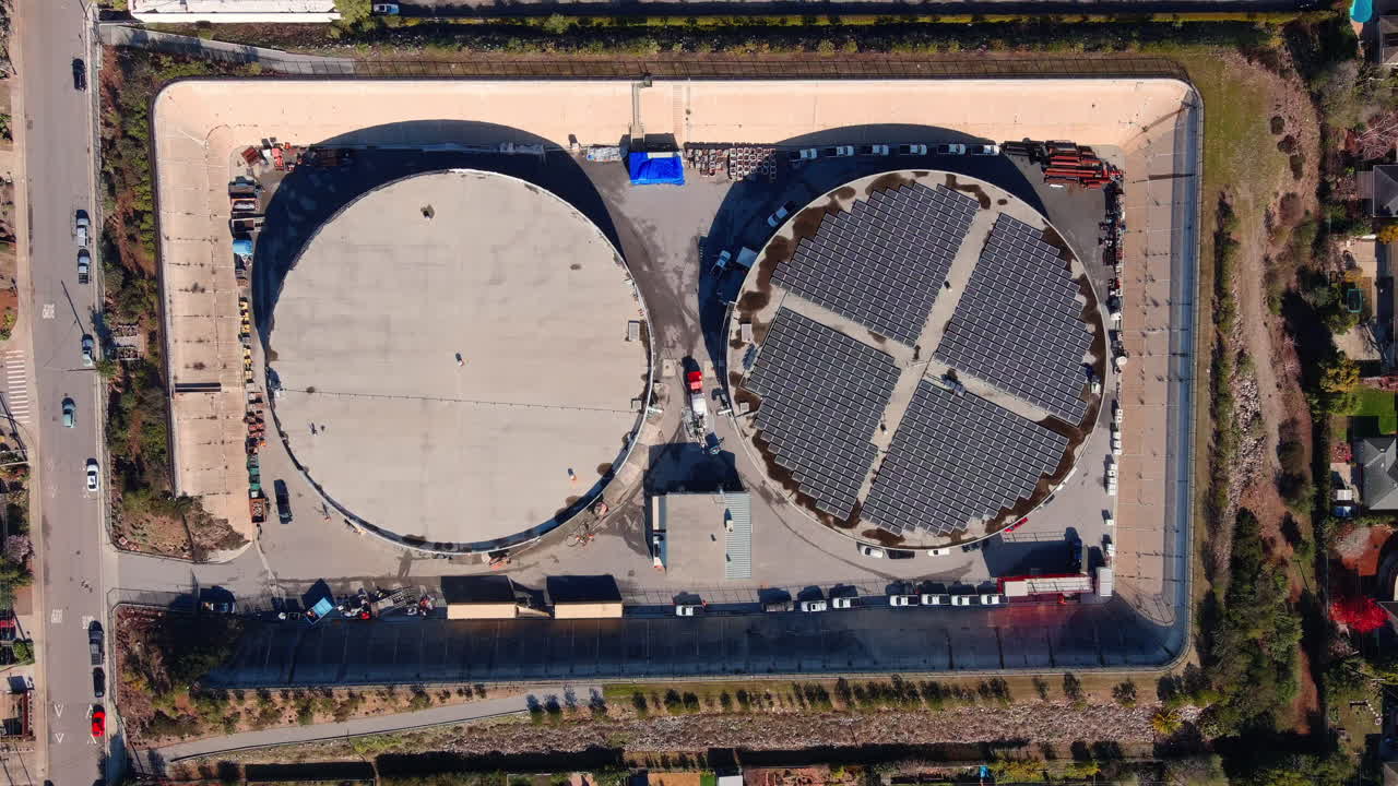 vista aérea del depósito de bay street durante la reparación y mantenimiento de los tanques en santa cruz, california