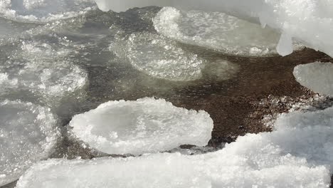 Placas-De-Hielo-Se-Mueven-Sobre-El-Suave-Oleaje-Del-Helado-Mar-Del-Norte-En-Invierno