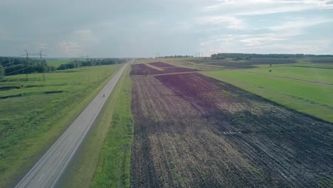 Luftbildlandschaft-Mit-Straße-Und-Entferntem-Motorrad