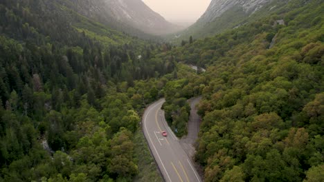 Coche-En-Viaje-épico-Por-Carretera-En-El-Hermoso-Valle-De-Montaña-En-Utah---Drone-Aéreo