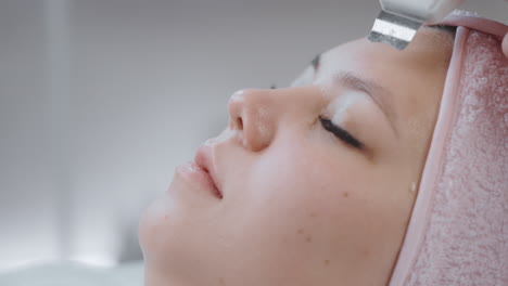 mujer que recibe tratamiento facial
