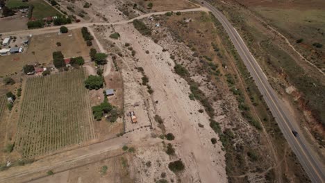 Paisaje-De-Montañas-Carreteras-Y-Motos-Cuatro-Ruedas