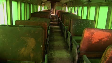 asientos de pasajeros en un automotor abandonado 1