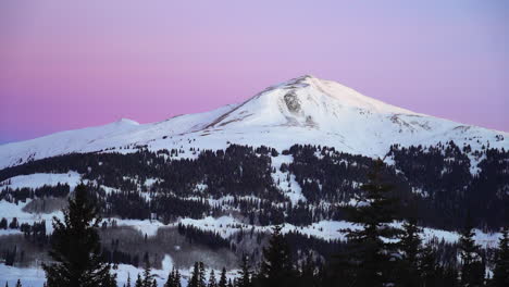 Filmisch-Lila-Dramatisch-Atemberaubend-Colorado-Am-Frühen-Morgen-Schattige-Felsige-Berggipfel-Backcountry-Skifahrer-Snowboarder-Neuschnee-Winter-Kupfer-Breckenridge-Aspen-Vail-Zoom-Schwenk