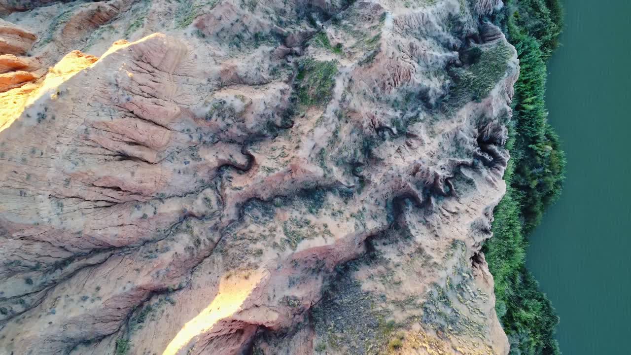 산 과 호수 의 경치 좋은 풍경