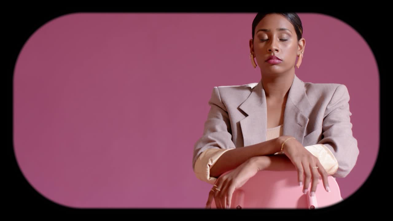 Giovani Eleganti in Posa in uno Studio Vivace con Luci al Neon