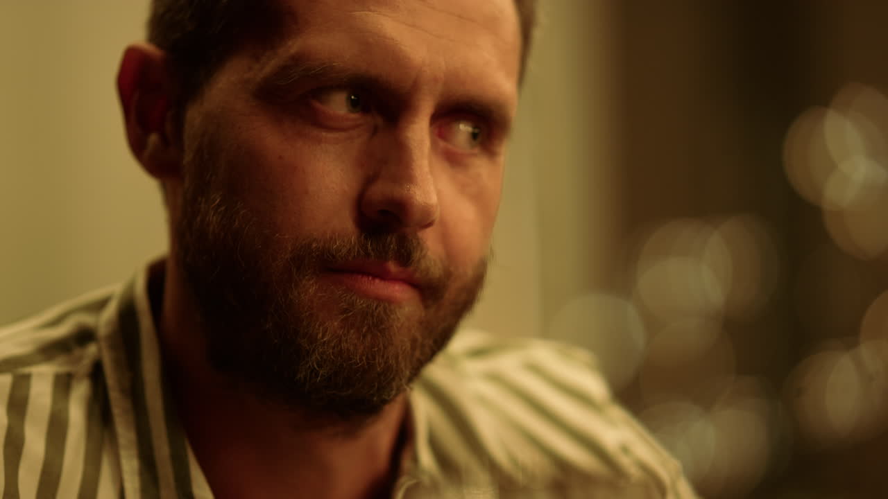 hombre barbudo con expresión facial sorprendida. joven riendo en la cámara