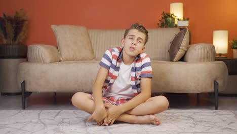el chico pesimista está solo en casa.