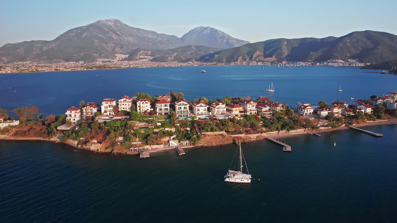 órbita aérea de la isla de fethiye en la hora dorada, hoteles privados, apartamentos y villas