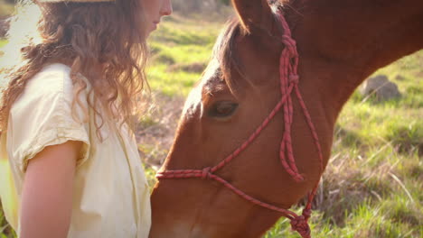 Mujer-Bonita-Alimentando-A-Un-Caballo