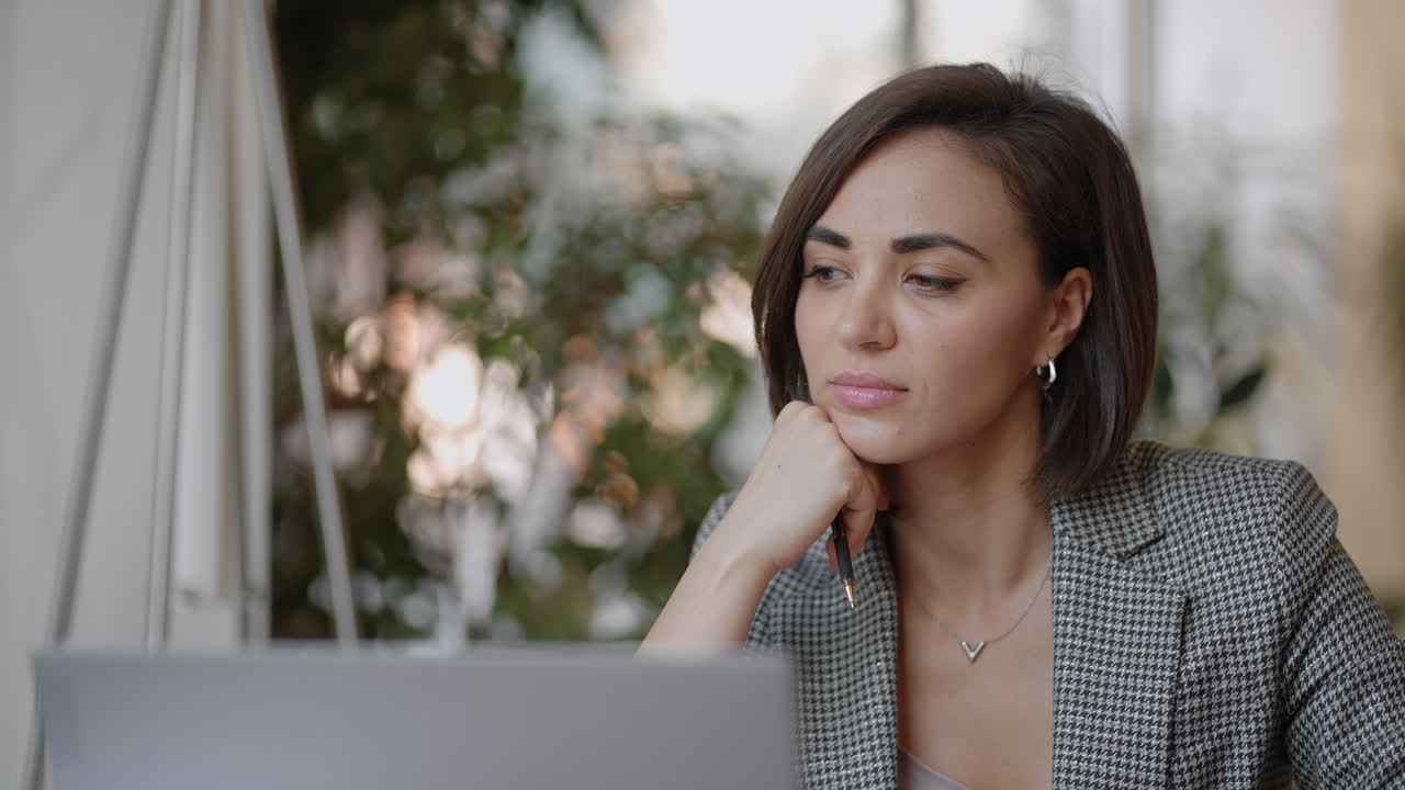 mujer hispana árabe que trabaja en papeleo financiero sentada en el lugar de trabajo usando una computadora portátil parece concentrada mientras hace la tarea preparar el informe de cheque teniendo un día de trabajo fructífero. concepto del proceso de aprendizaje del estudiante
