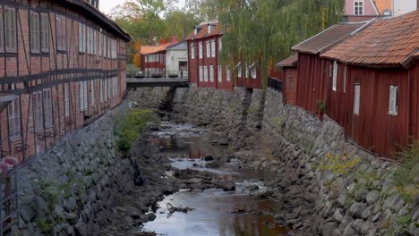 Un-Canal-De-Piedra-Seco-Entre-Viejas-Casas-Rojas