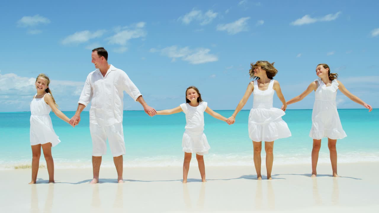 백인 부모와 그들의 어린 딸들이 해변에서