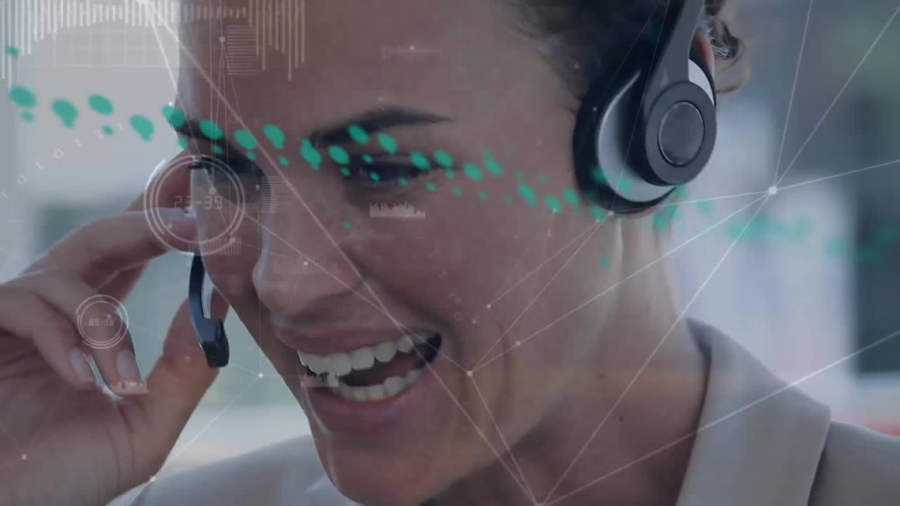 Animazione di reti ed elaborazione dati su una donna d'affari caucasica in ufficio