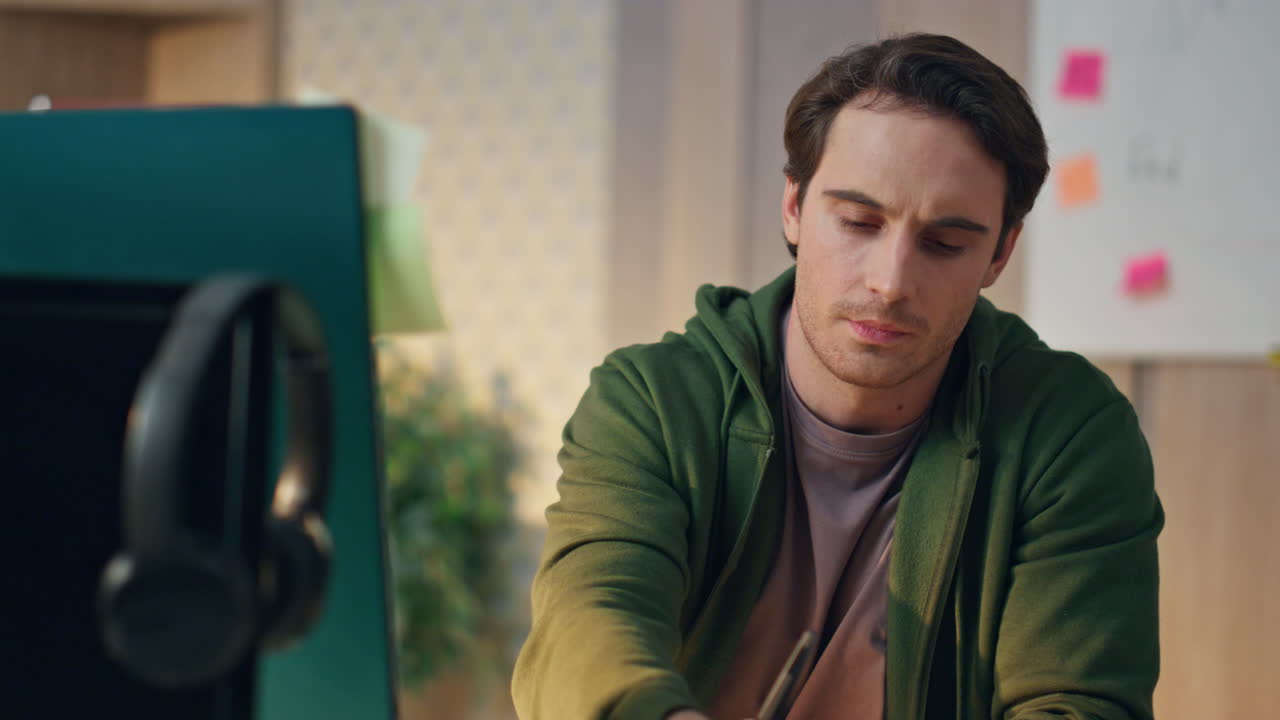 closeup artista atento dibujando tableta oficina en el hogar. diseñador cansado frotando los ojos