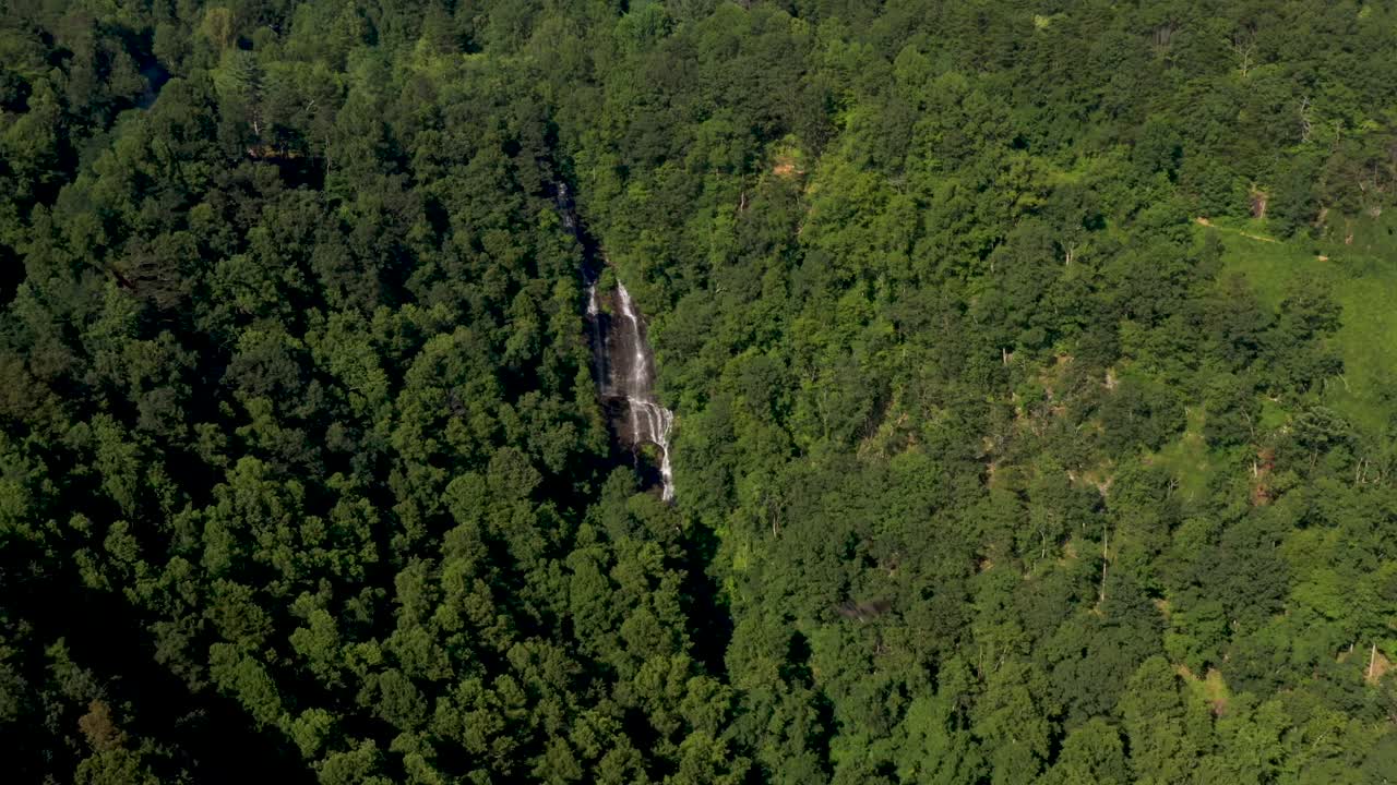 hermosa cascada en el parque estatal amicalola falls en georgia, vista aérea