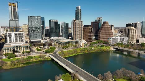 Toma-Aérea-Del-Centro-De-Austin,-Tx-Con-El-Río-Colorado-En-El-Marco