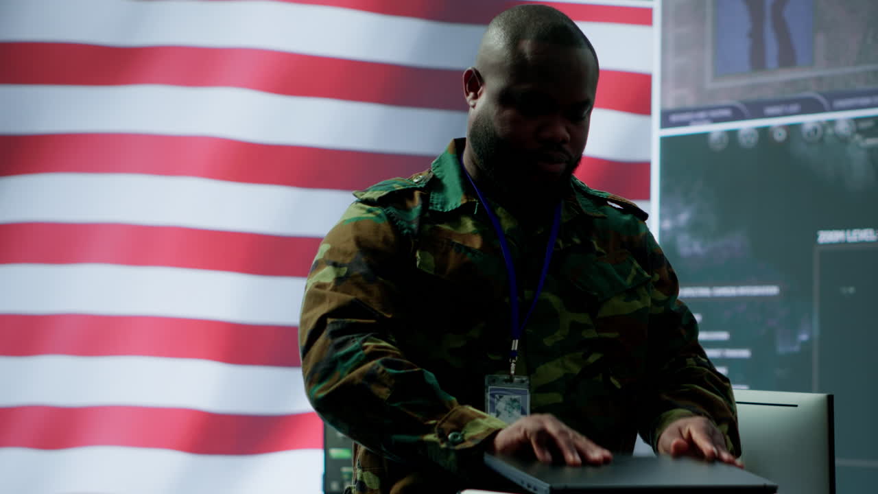 미국 군인들은 현대적인 육군 사령소에서 일합니다.