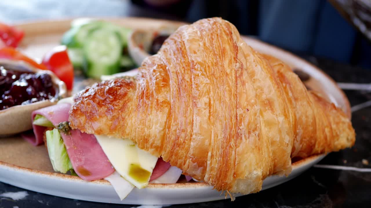 러드 아침식사와 함께 크루아산 샌드위치