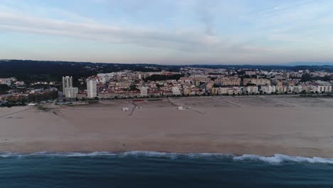 Strandfront-Auf-Portugal-Luftaufnahme