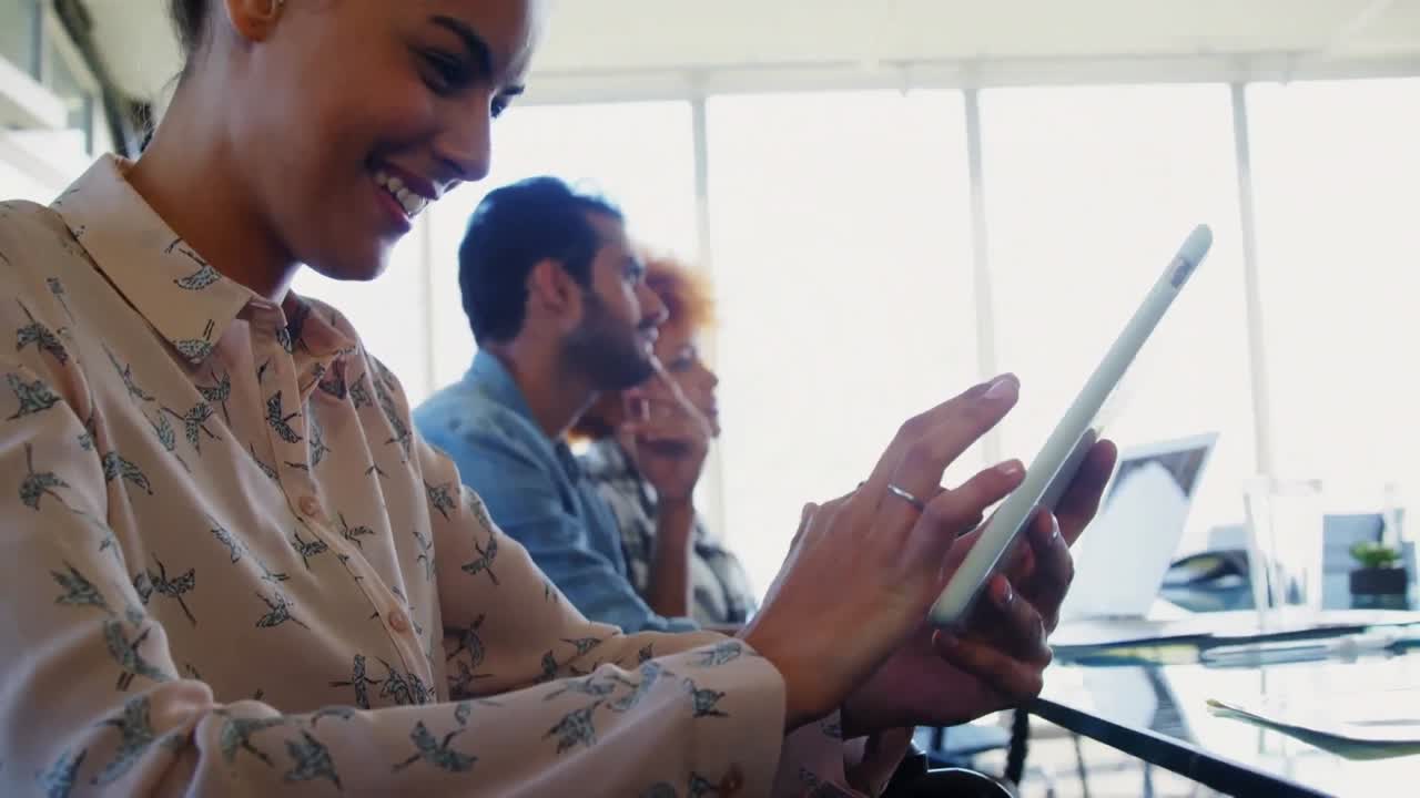 animación de escaneo de alcance sobre diversas personas de negocios que usan tablets