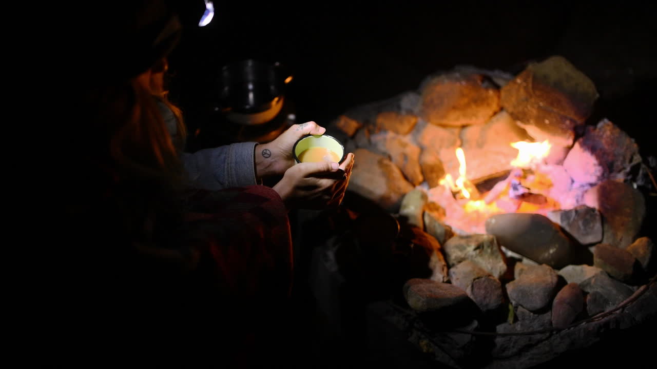 캠프 불 위 에서 추억 을 회상 하는 것