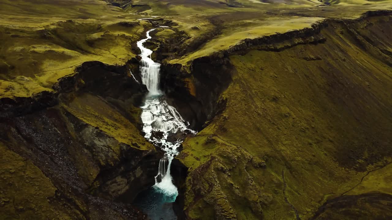 vista panorámica aérea del paisaje del agua que fluye por la cascada ófærufoss, en las tierras altas de islandia