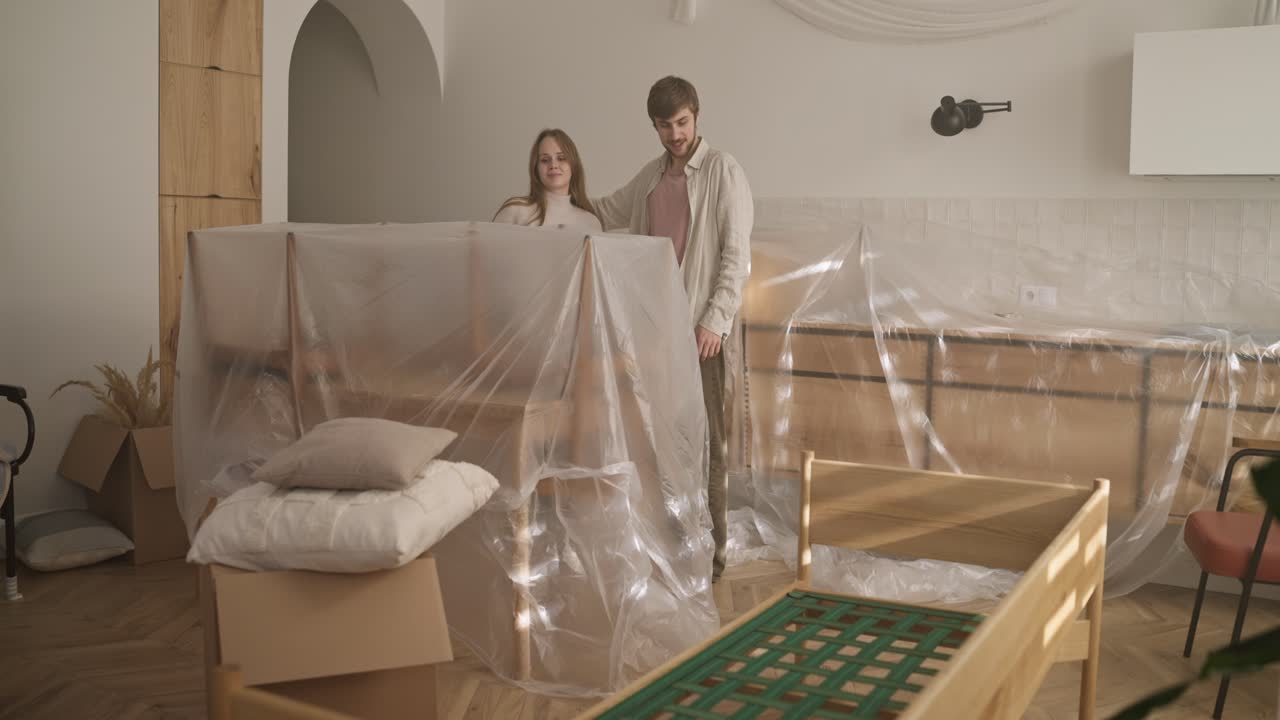 супруги переезжают в новую квартиру