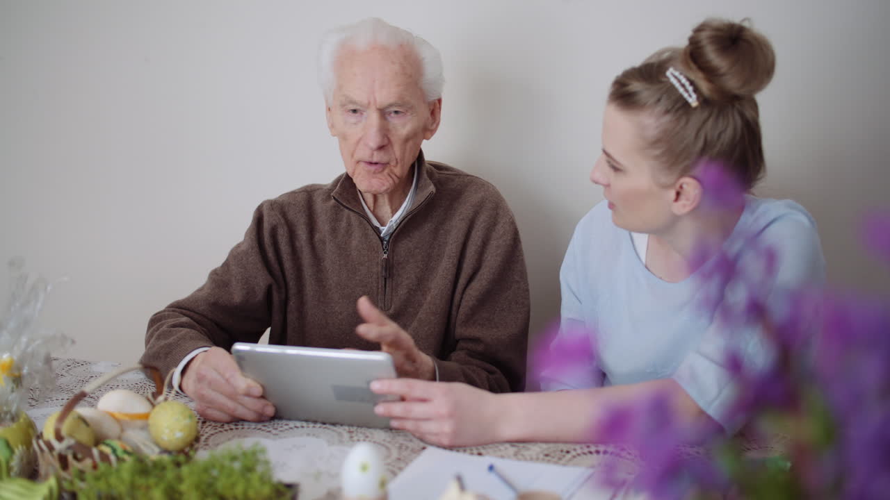 nieta con abuelo usando tableta digital 4