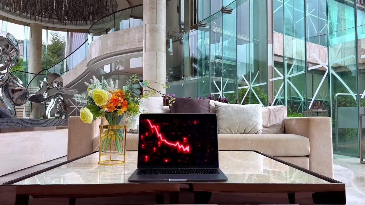 ⁇ 은 화살표는 럭셔리한 집에서 노트북에서 경제 침체와 하락 시장을 나타 ⁇ 니다.