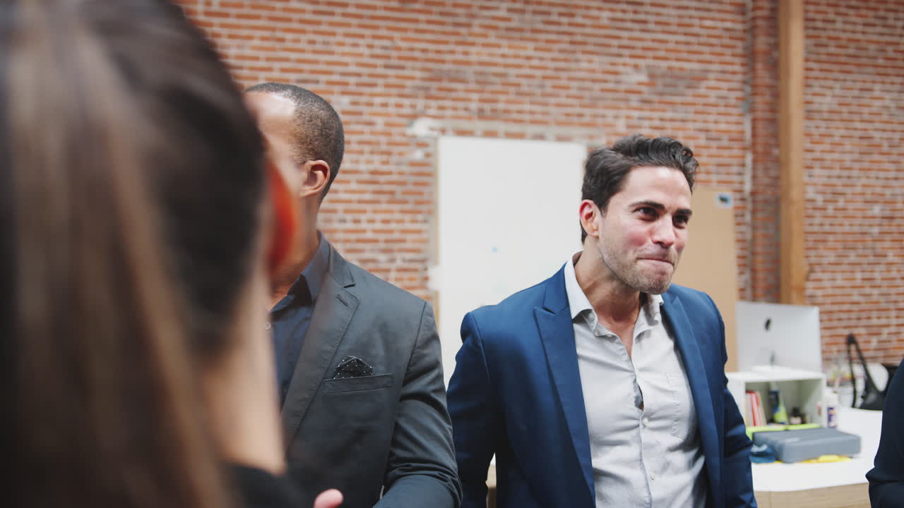 equipo de negocios teniendo una reunión informal en una oficina moderna