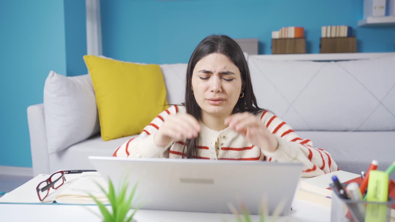 una joven frustrada y infeliz.