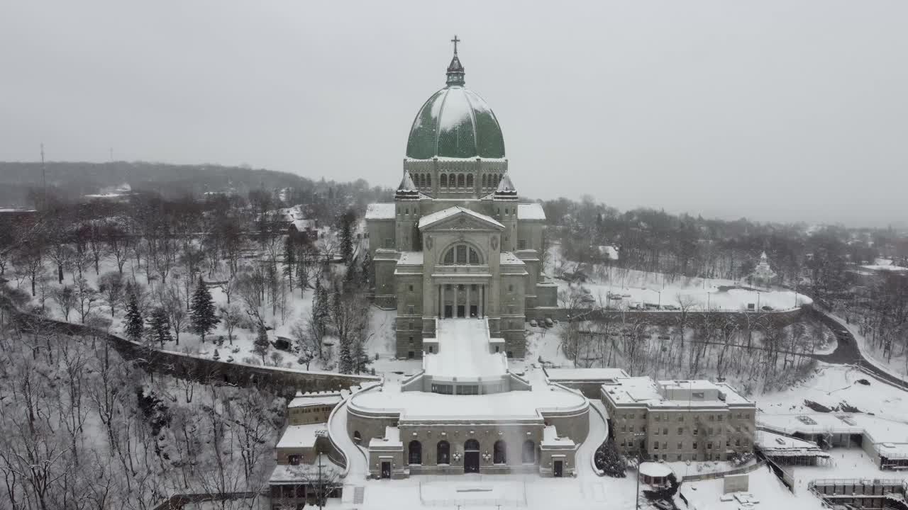imágenes de drones del oratorio de san josé, montreal