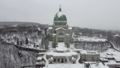 Drone-footage-of-Saint-Joseph'-Oratory,-Montréal