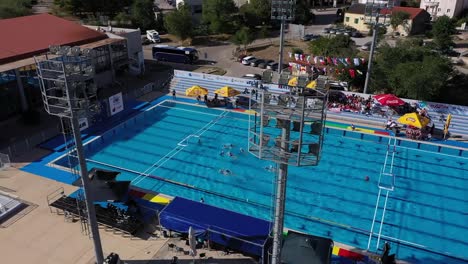 Partido-De-Waterpolo-En-Una-Gran-Piscina-En-Verano-Soleado