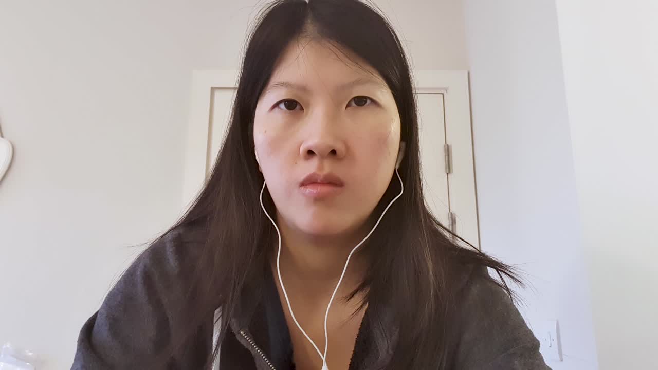 카메라를 직접 보면서 열심히 듣고 있는 나이든 학생