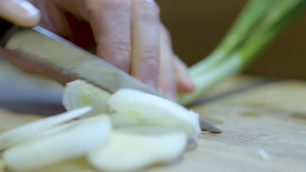 Cutting spring onion