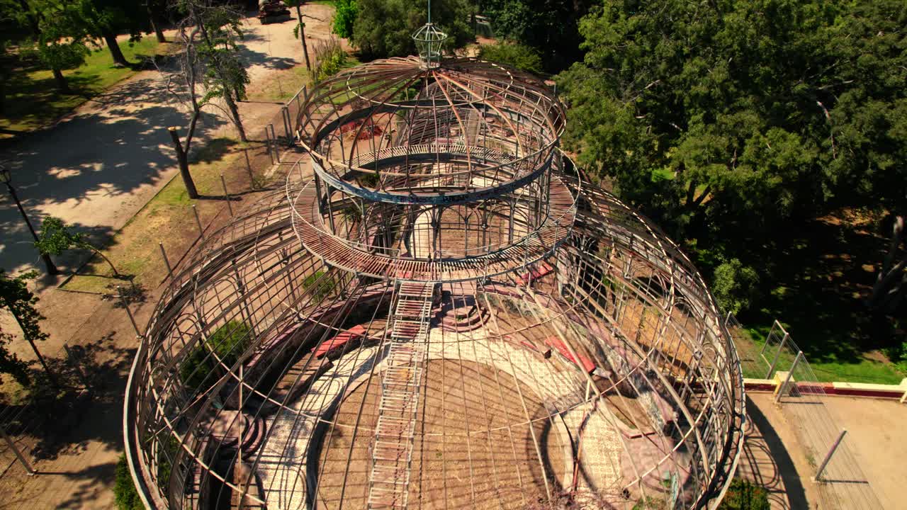 órbita aérea sobre el invernadero art nouveau abandonado de la quinta normal en santiago chile en un día soleado, sin gafas