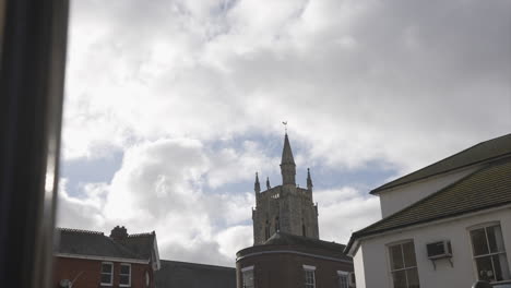 un tiro ligeramente oscurecido de la iglesia en un día nublado