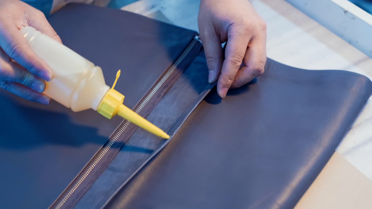 el artesano del cuero produce productos de cuero