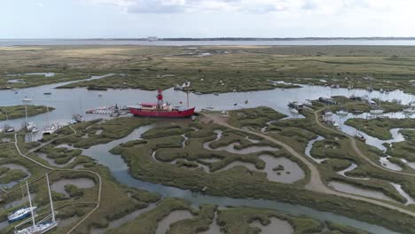 vía aérea sobre el puerto deportivo de tollesbury con vistas al pantano