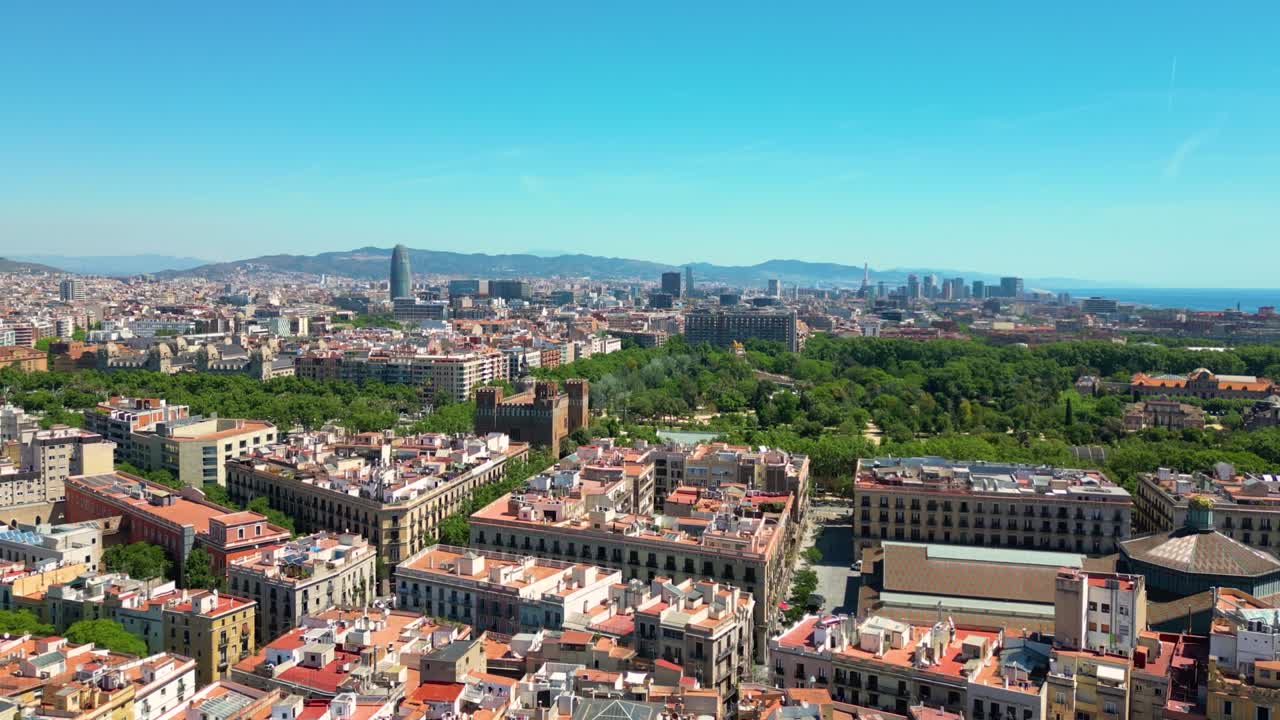 horizonte de barcelona con el parque público ciutadella (parc de la ciutadella) y el centro de la ciudad a su alrededor y torre glories y grandes colinas en el fondo en barcelona, cataluña, españa