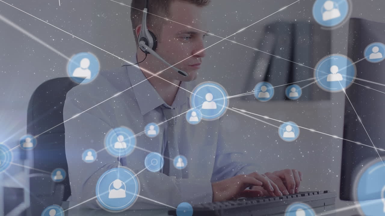 Animazione di una rete di profili su un uomo caucasico che indossa cuffie telefoniche e usa il computer in ufficio