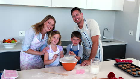 Familia-Feliz-Haciendo-Un-Pastel-Juntos