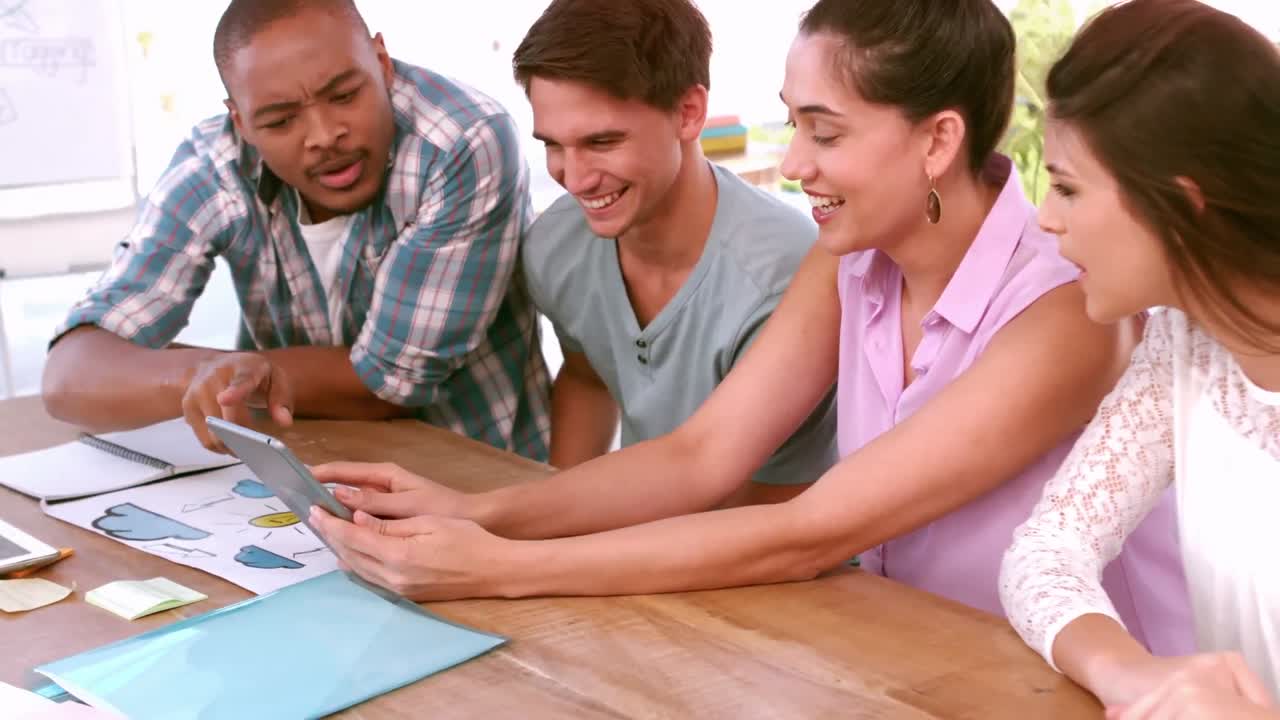 equipo de negocios casuales teniendo una reunión