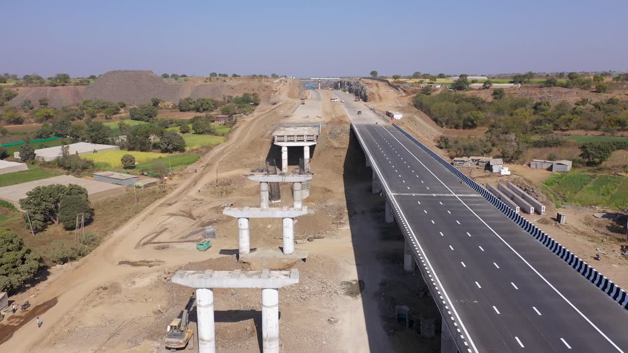 nuevos puentes que conectan carreteras que se están construyendo en el paisaje rural