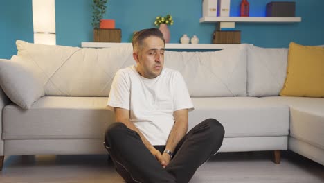 겁에 질린 남자는 벽  ⁇ 에 있어요. paranoiac.