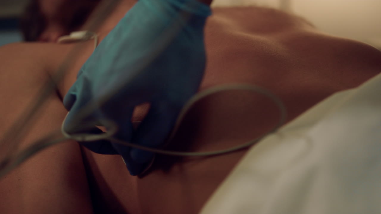 el cardiólogo puso sensores en la piel del paciente preparando un cardiograma del corazón de cerca.